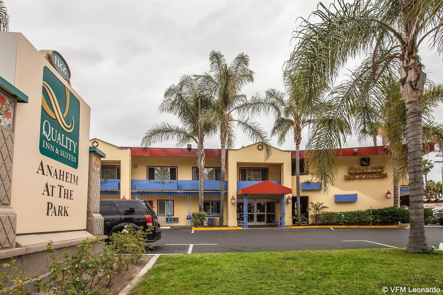 Quality Inn & Suites Anaheim At The Park Exterior photo