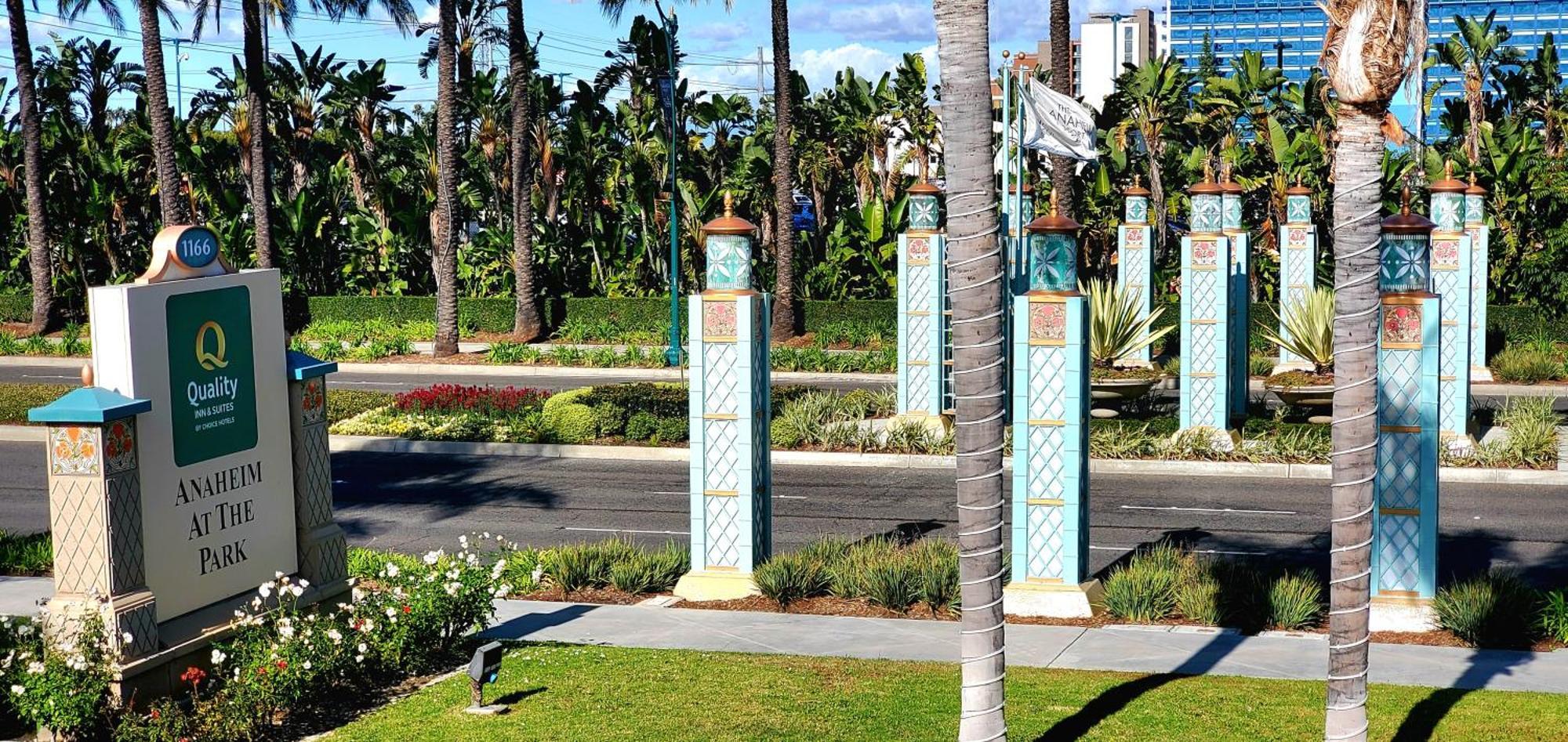 Quality Inn & Suites Anaheim At The Park Exterior photo