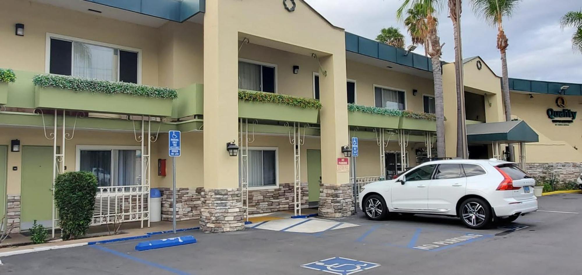 Quality Inn & Suites Anaheim At The Park Exterior photo