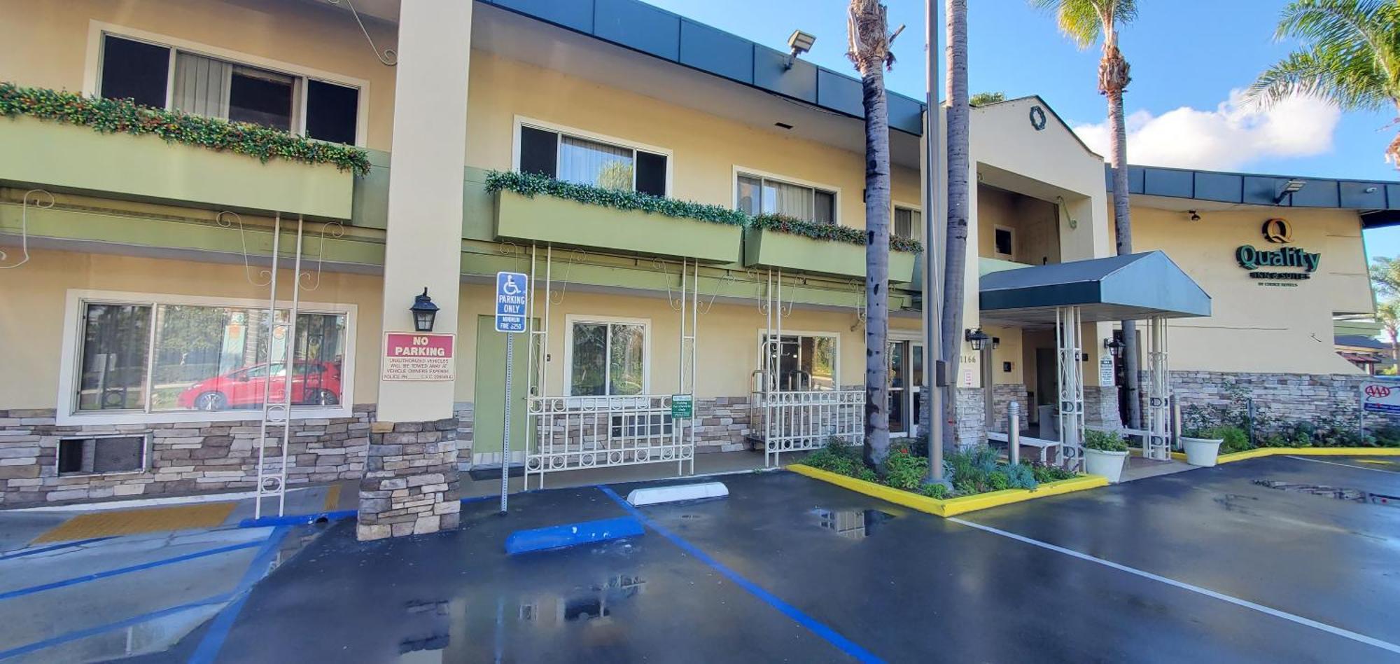 Quality Inn & Suites Anaheim At The Park Exterior photo